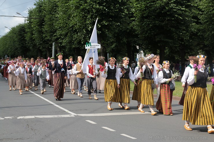 XI Latvijas skolu jaunatnes dziesmu un deju svētku gājiens - atrodi savu kolektīvu (7.daļa) 154526