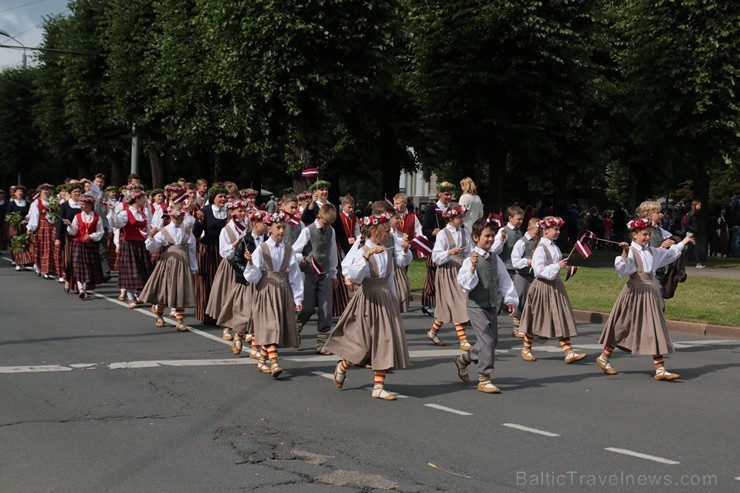 XI Latvijas skolu jaunatnes dziesmu un deju svētku gājiens - atrodi savu kolektīvu (7.daļa) 154528