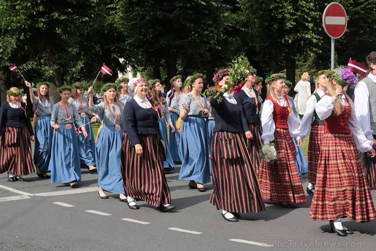 XI Latvijas skolu jaunatnes dziesmu un deju svētku gājiens - atrodi savu kolektīvu (7.daļa) 154530