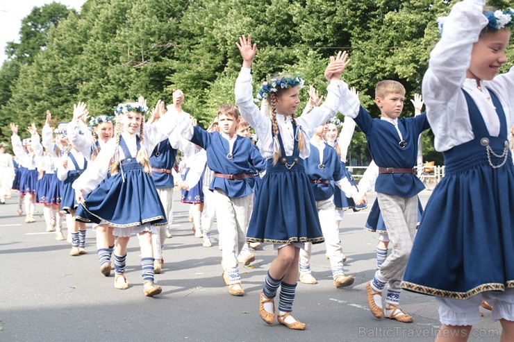 XI Latvijas skolu jaunatnes dziesmu un deju svētku gājiens - atrodi savu kolektīvu (7.daļa) 154539