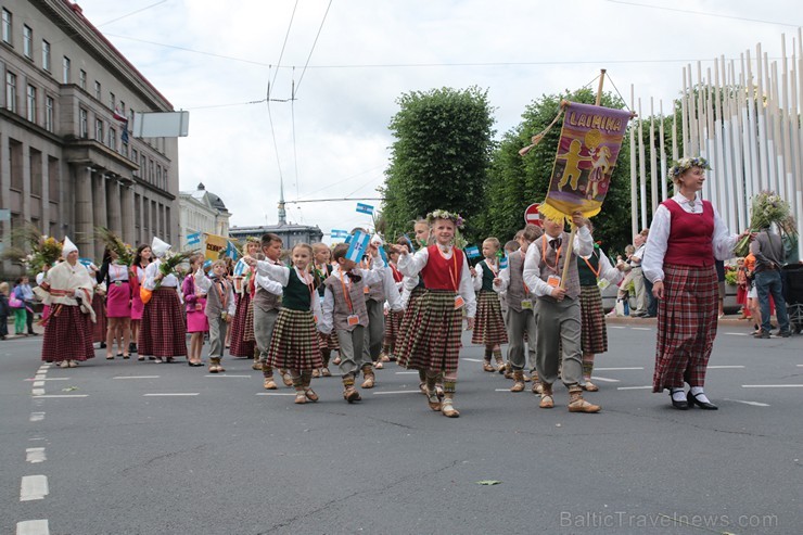 XI Latvijas skolu jaunatnes dziesmu un deju svētku gājiens - atrodi savu kolektīvu (7.daļa) 154549