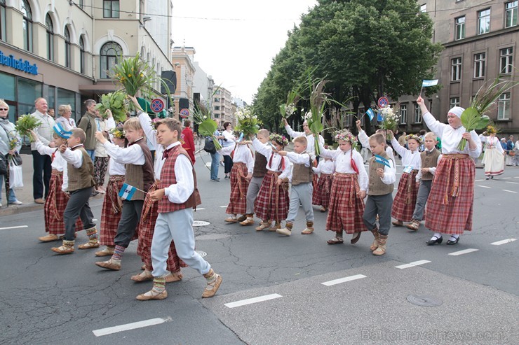 XI Latvijas skolu jaunatnes dziesmu un deju svētku gājiens - atrodi savu kolektīvu (7.daļa) 154555