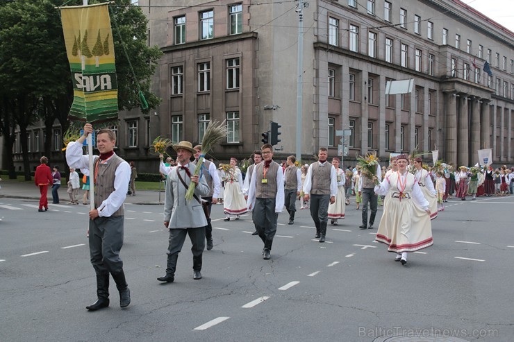 XI Latvijas skolu jaunatnes dziesmu un deju svētku gājiens - atrodi savu kolektīvu (7.daļa) 154556