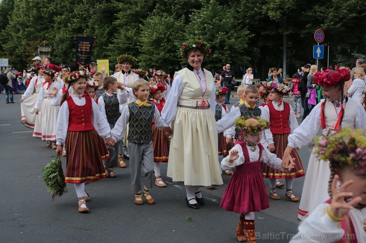 XI Latvijas skolu jaunatnes dziesmu un deju svētku gājiens - atrodi savu kolektīvu (7.daļa) 154561