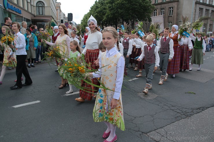 XI Latvijas skolu jaunatnes dziesmu un deju svētku gājiens - atrodi savu kolektīvu (7.daļa) 154562