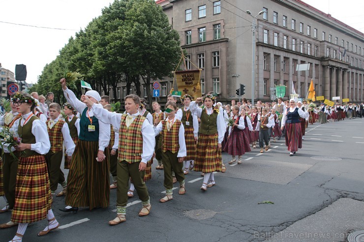 XI Latvijas skolu jaunatnes dziesmu un deju svētku gājiens - atrodi savu kolektīvu (7.daļa) 154567