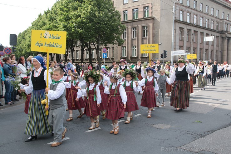 XI Latvijas skolu jaunatnes dziesmu un deju svētku gājiens - atrodi savu kolektīvu (7.daļa) 154576