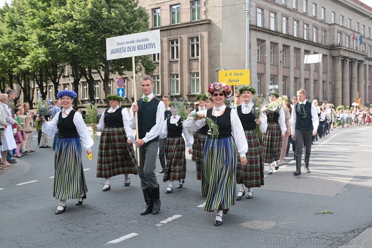 XI Latvijas skolu jaunatnes dziesmu un deju svētku gājiens - atrodi savu kolektīvu (7.daļa) 154578