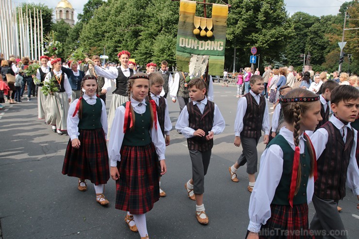 XI Latvijas skolu jaunatnes dziesmu un deju svētku gājiens - atrodi savu kolektīvu (7.daļa) 154601