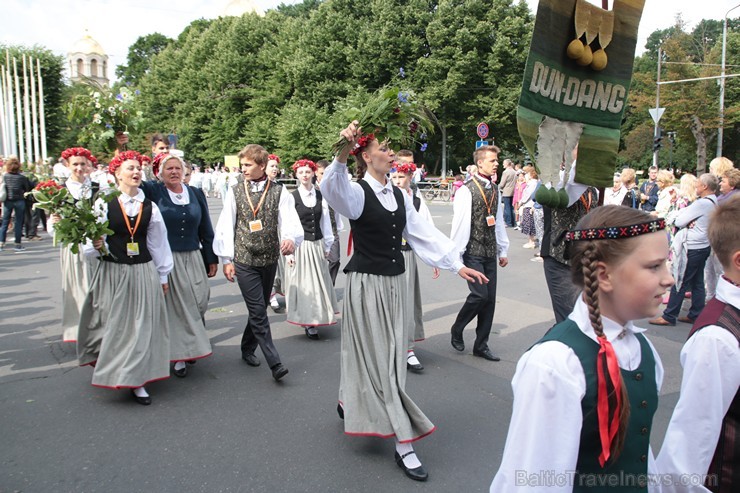 XI Latvijas skolu jaunatnes dziesmu un deju svētku gājiens - atrodi savu kolektīvu (7.daļa) 154602