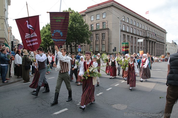 XI Latvijas skolu jaunatnes dziesmu un deju svētku gājiens - atrodi savu kolektīvu (7.daļa) 154613