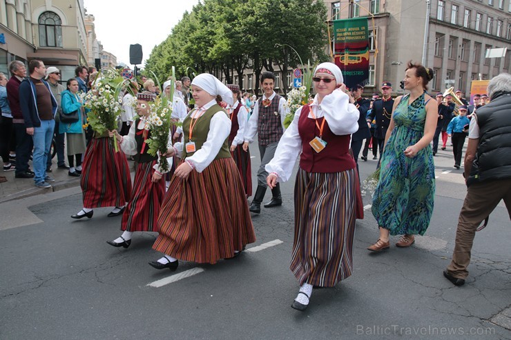 XI Latvijas skolu jaunatnes dziesmu un deju svētku gājiens - atrodi savu kolektīvu (8.daļa) 154614