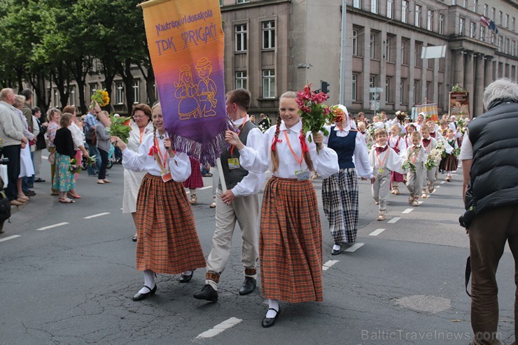 XI Latvijas skolu jaunatnes dziesmu un deju svētku gājiens - atrodi savu kolektīvu (8.daļa) 154616