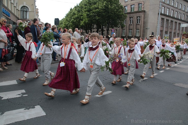 XI Latvijas skolu jaunatnes dziesmu un deju svētku gājiens - atrodi savu kolektīvu (8.daļa) 154617