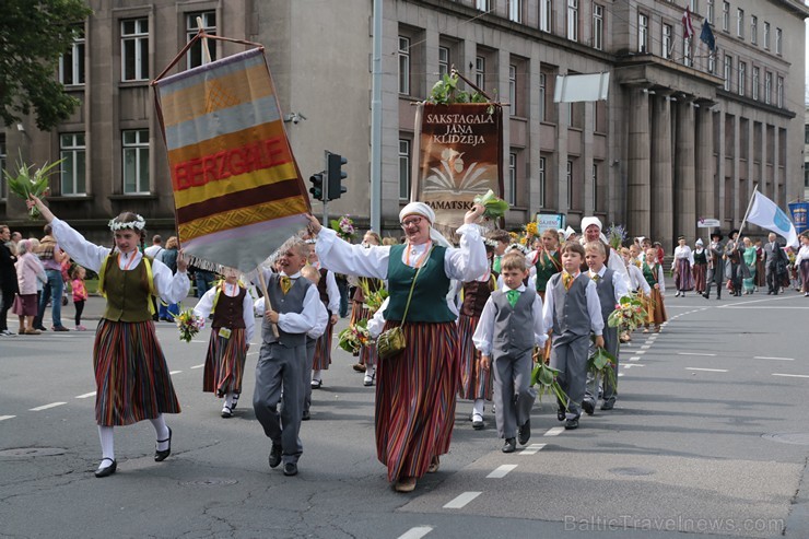 XI Latvijas skolu jaunatnes dziesmu un deju svētku gājiens - atrodi savu kolektīvu (8.daļa) 154619