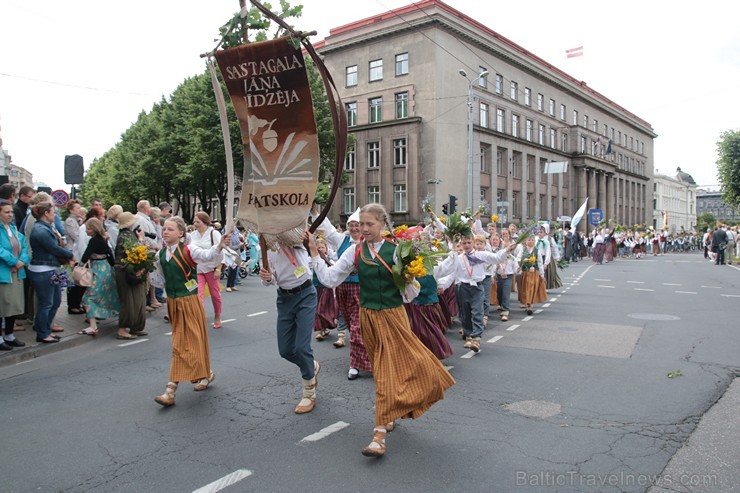 XI Latvijas skolu jaunatnes dziesmu un deju svētku gājiens - atrodi savu kolektīvu (8.daļa) 154620