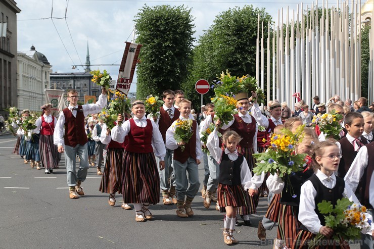 XI Latvijas skolu jaunatnes dziesmu un deju svētku gājiens - atrodi savu kolektīvu (8.daļa) 154623