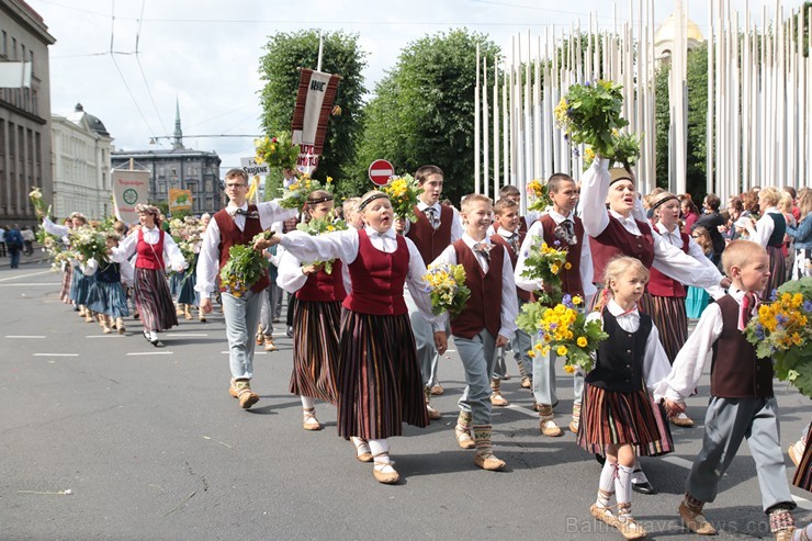 XI Latvijas skolu jaunatnes dziesmu un deju svētku gājiens - atrodi savu kolektīvu (8.daļa) 154624