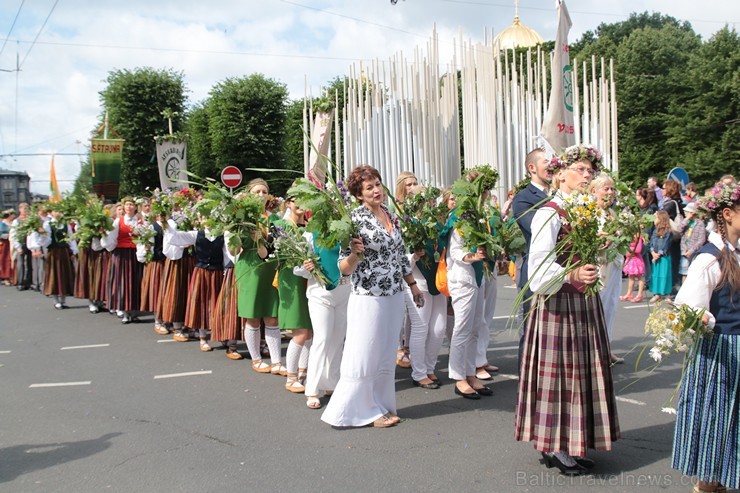 XI Latvijas skolu jaunatnes dziesmu un deju svētku gājiens - atrodi savu kolektīvu (8.daļa) 154629