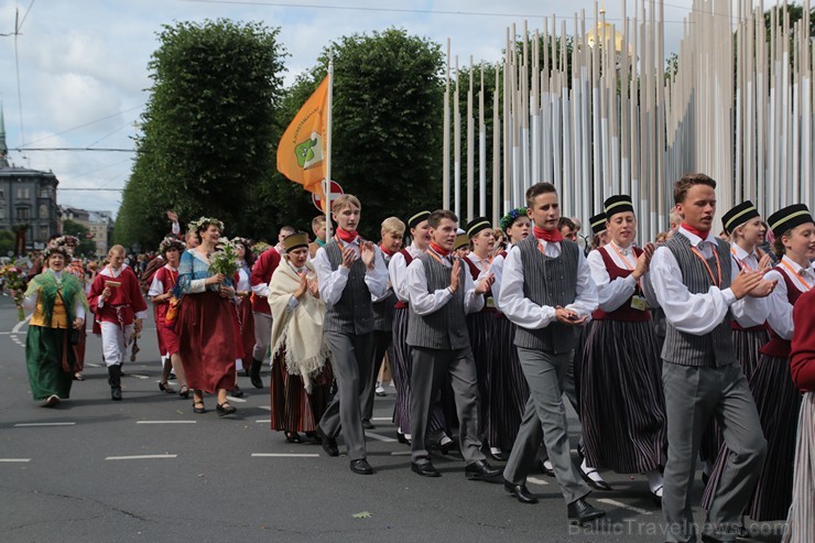 XI Latvijas skolu jaunatnes dziesmu un deju svētku gājiens - atrodi savu kolektīvu (8.daļa) 154635