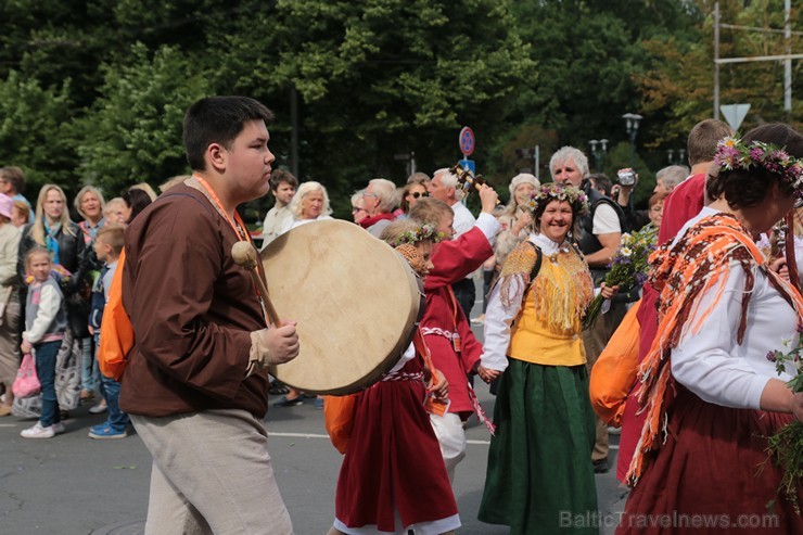 XI Latvijas skolu jaunatnes dziesmu un deju svētku gājiens - atrodi savu kolektīvu (8.daļa) 154638