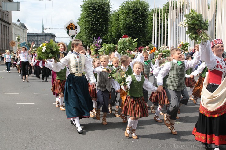 XI Latvijas skolu jaunatnes dziesmu un deju svētku gājiens - atrodi savu kolektīvu (8.daļa) 154643