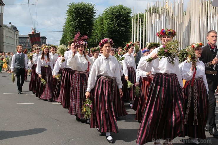 XI Latvijas skolu jaunatnes dziesmu un deju svētku gājiens - atrodi savu kolektīvu (8.daļa) 154660