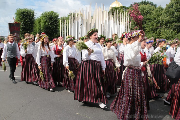 XI Latvijas skolu jaunatnes dziesmu un deju svētku gājiens - atrodi savu kolektīvu (8.daļa) 154661