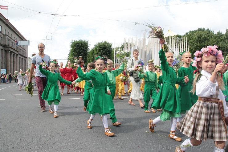 XI Latvijas skolu jaunatnes dziesmu un deju svētku gājiens - atrodi savu kolektīvu (8.daļa) 154664