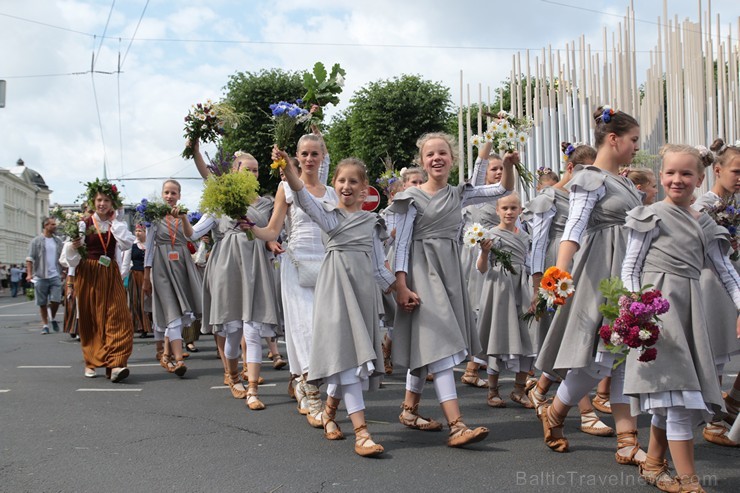 XI Latvijas skolu jaunatnes dziesmu un deju svētku gājiens - atrodi savu kolektīvu (8.daļa) 154671