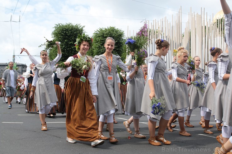 XI Latvijas skolu jaunatnes dziesmu un deju svētku gājiens - atrodi savu kolektīvu (8.daļa) 154672