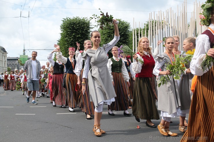 XI Latvijas skolu jaunatnes dziesmu un deju svētku gājiens - atrodi savu kolektīvu (8.daļa) 154673