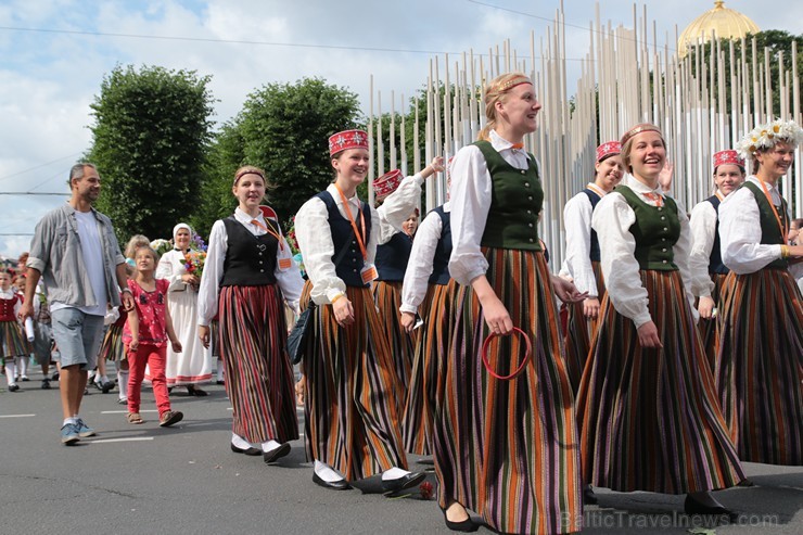 XI Latvijas skolu jaunatnes dziesmu un deju svētku gājiens - atrodi savu kolektīvu (8.daļa) 154674