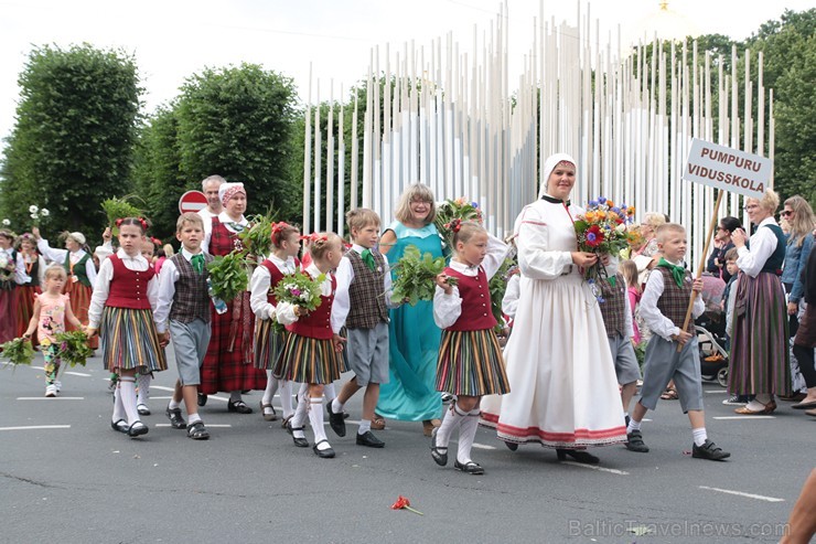 XI Latvijas skolu jaunatnes dziesmu un deju svētku gājiens - atrodi savu kolektīvu (8.daļa) 154675