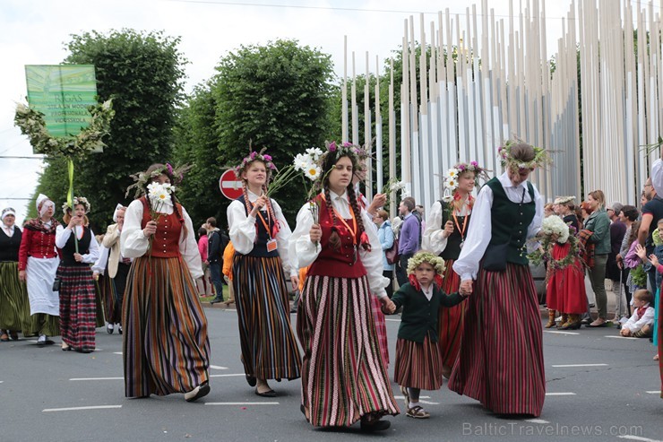 XI Latvijas skolu jaunatnes dziesmu un deju svētku gājiens - atrodi savu kolektīvu (8.daļa) 154677