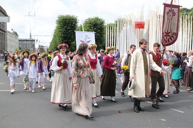 XI Latvijas skolu jaunatnes dziesmu un deju svētku gājiens - atrodi savu kolektīvu (8.daļa) 154683