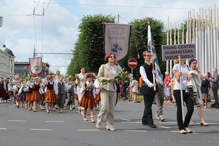 XI Latvijas skolu jaunatnes dziesmu un deju svētku gājiens - atrodi savu kolektīvu (8.daļa) 154687