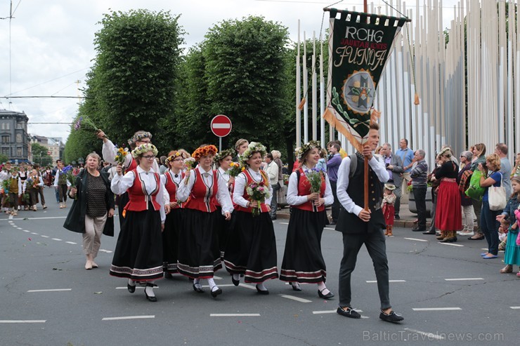 XI Latvijas skolu jaunatnes dziesmu un deju svētku gājiens - atrodi savu kolektīvu (8.daļa) 154694