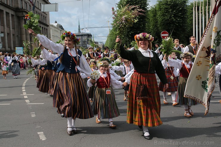 XI Latvijas skolu jaunatnes dziesmu un deju svētku gājiens - atrodi savu kolektīvu (8.daļa) 154699