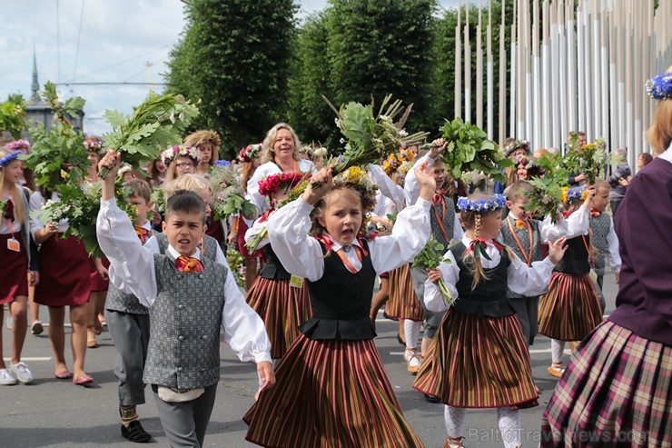 XI Latvijas skolu jaunatnes dziesmu un deju svētku gājiens - atrodi savu kolektīvu (8.daļa) 154701