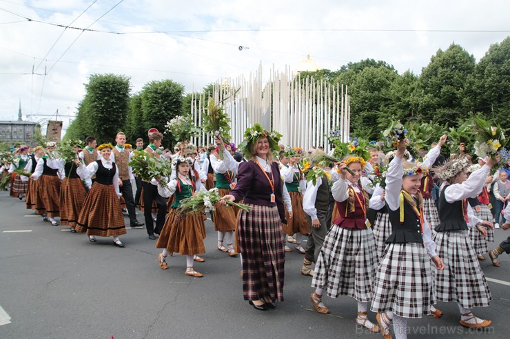 XI Latvijas skolu jaunatnes dziesmu un deju svētku gājiens - atrodi savu kolektīvu (8.daļa) 154704