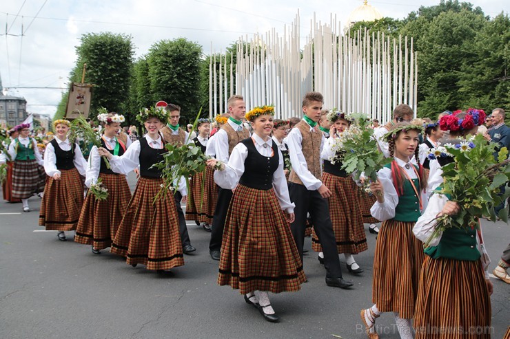 XI Latvijas skolu jaunatnes dziesmu un deju svētku gājiens - atrodi savu kolektīvu (8.daļa) 154705