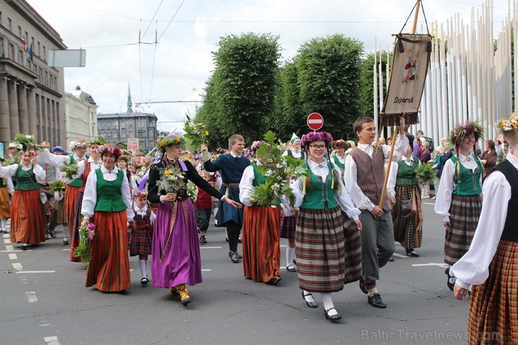 XI Latvijas skolu jaunatnes dziesmu un deju svētku gājiens - atrodi savu kolektīvu (8.daļa) 154706