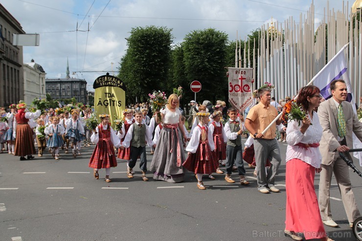 XI Latvijas skolu jaunatnes dziesmu un deju svētku gājiens - atrodi savu kolektīvu (8.daļa) 154707