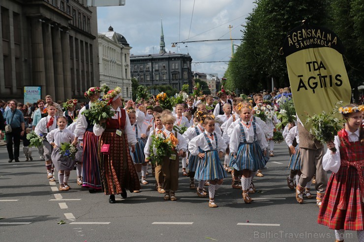 XI Latvijas skolu jaunatnes dziesmu un deju svētku gājiens - atrodi savu kolektīvu (8.daļa) 154709