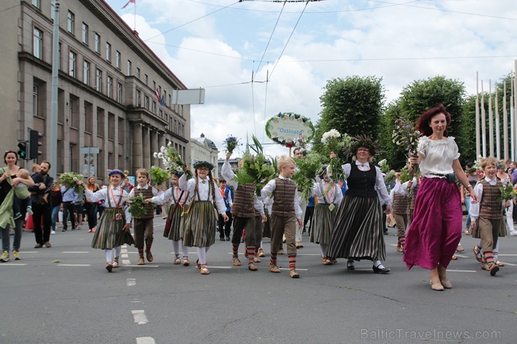 XI Latvijas skolu jaunatnes dziesmu un deju svētku gājiens - atrodi savu kolektīvu (8.daļa) 154713