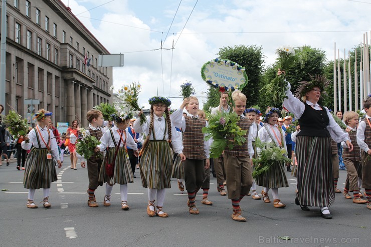 XI Latvijas skolu jaunatnes dziesmu un deju svētku gājiens - atrodi savu kolektīvu (9.daļa) 154714