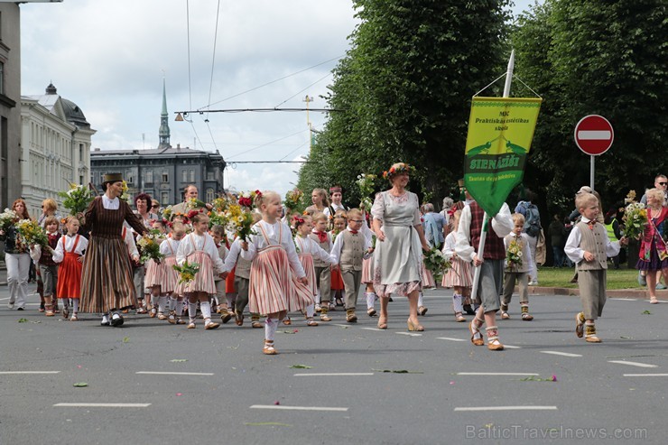 XI Latvijas skolu jaunatnes dziesmu un deju svētku gājiens - atrodi savu kolektīvu (9.daļa) 154717