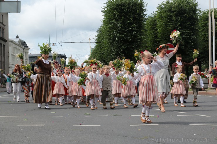 XI Latvijas skolu jaunatnes dziesmu un deju svētku gājiens - atrodi savu kolektīvu (9.daļa) 154718