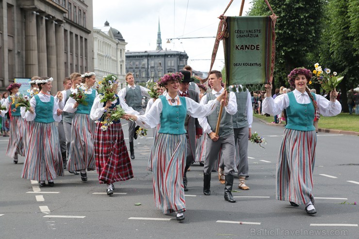 XI Latvijas skolu jaunatnes dziesmu un deju svētku gājiens - atrodi savu kolektīvu (9.daļa) 154720